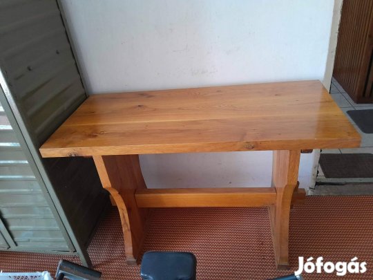 fa asztal padokkal egyutt