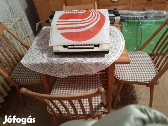 fa asztal székekkel 