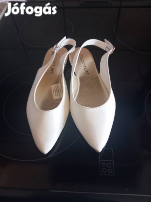 fehér törpe sarkú pántos szandál