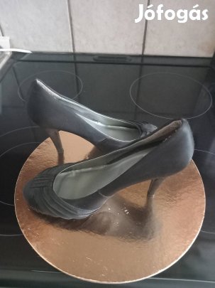 fekete magassarkú cipő 
