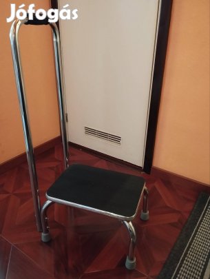 fellépő kapaszkodóval