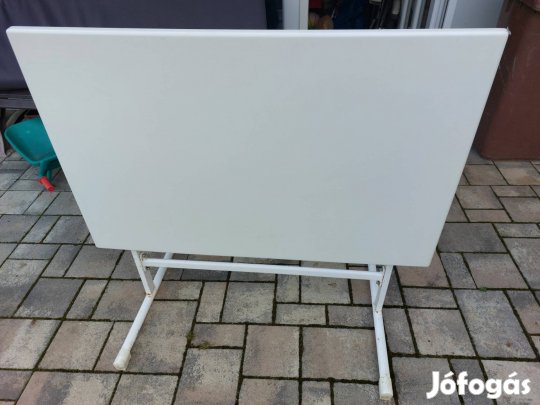fém lábú asztal