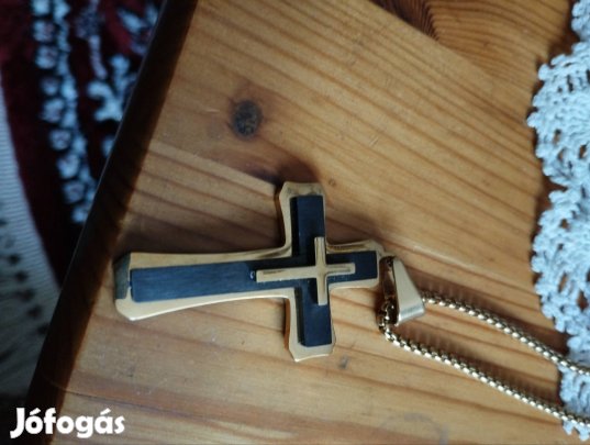 férfi nyaklánc medállal.