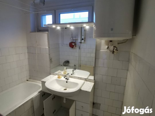 fürdőszoba bútor, mosdókagylóval, erős sport világítással