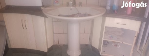 fürdőszobai szekrény csappal 