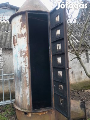 füstölő gabona siló 