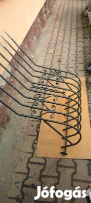 hajlított fém díszrács