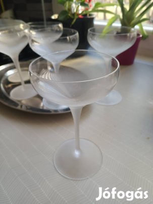 iparművész készített pezsgős poharak