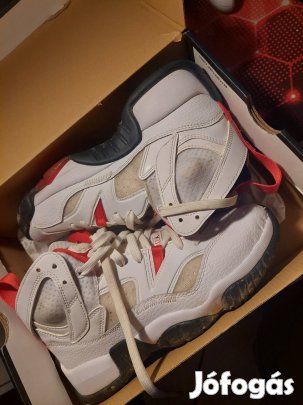 jordan cipő eladó megkimélt alig használt !! Eredeti!!