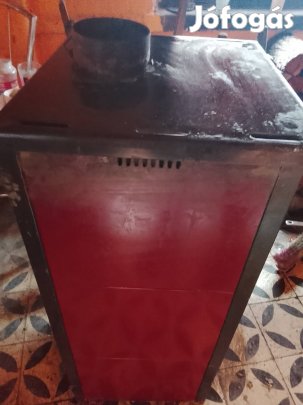 kandalló kályha jó állapotú de tisztítást igényel.