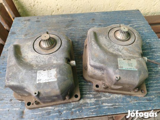 kapunyitó kétszárnyú kapuhoz.