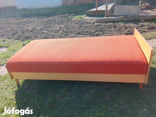kárpitozott ágyneműtartós heverő