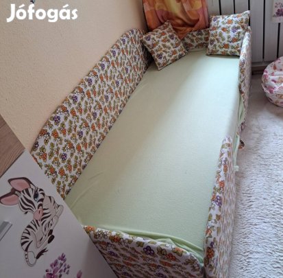 kárpitozott gyerekágy