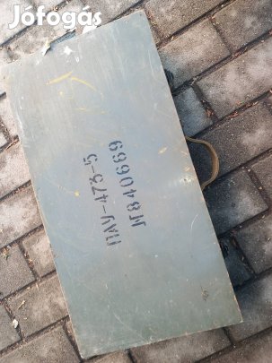 katonai faláda újszerű állapotban 