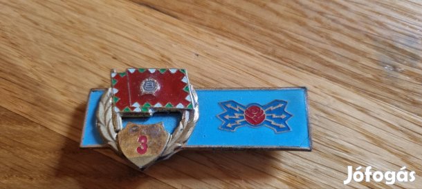 katonai kitűző, jelvény 