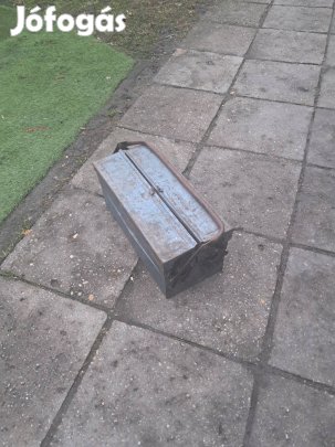 kék, fém szerszámos láda