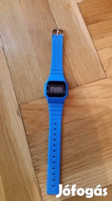 kék színű, retro stílusú digitális karóra