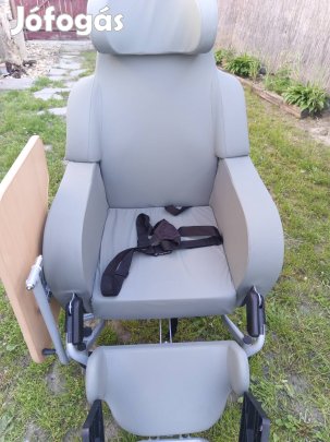 kerekes szék (szobai)asztallal dönthető.