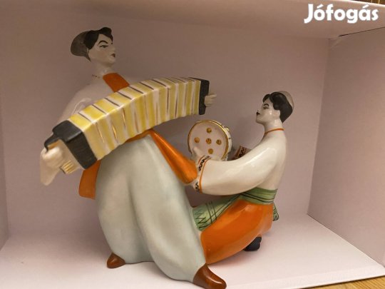 kétalakos, kozák táncot ábrázoló porcelán figura. 