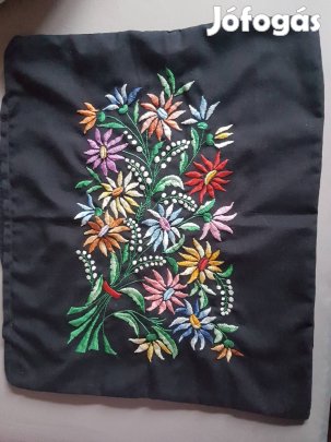 kézzel hímzett párnahuzat népi
