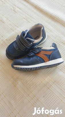 kisfiú cipő eladó , szép nagyon jó állapotban.