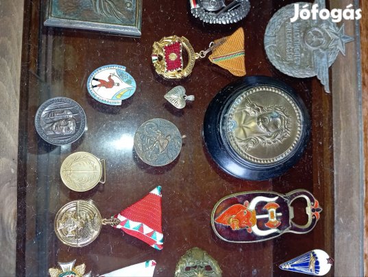 kitüntetések, jelvények,kitűzők, stb..eladóak