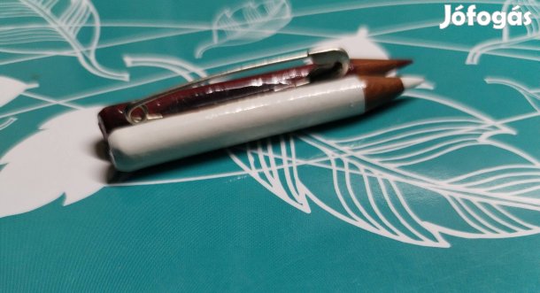 kitűző. ceruzákat ábrázoló.. 