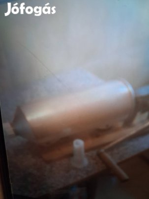 kolbász és hurka töltö .