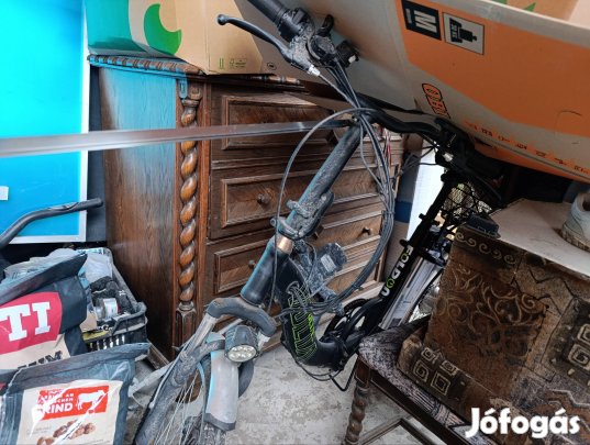 koloniál ágynemű tartó komód 