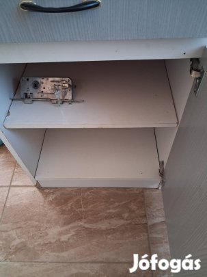 konyhai kis szekrény . 