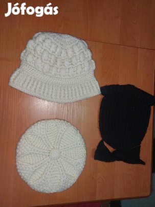 kötött meleg sapkák fekete és fehér