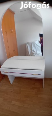 kozmetikai kiszolgáló pult. Székesfehérváron. 