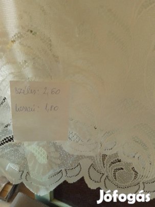 különböző méretű fehér függönyök lakásdekoráció 