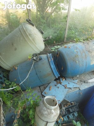 különböző méretű hordók tárolásra