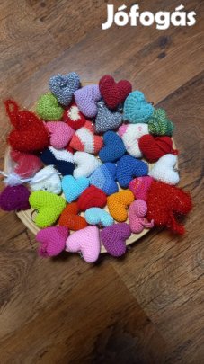 különleges ajándék nő napra/szivecske kulcstartó 