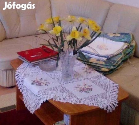 lekerekített sarkú dohányzóasztal 