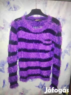 lila szőrös pulcsi 