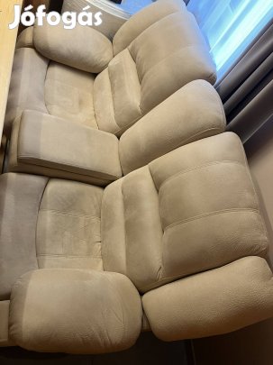 mozi kanapé ital és labtartóval