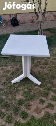 müanyag asztal 60 x 60 cm