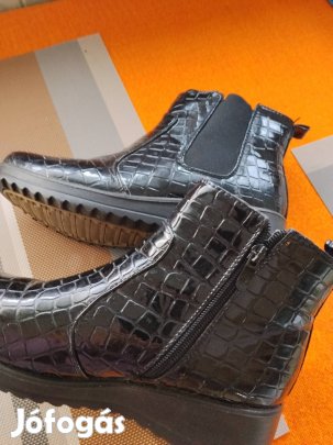 női  téli fekete lakk bokacipo eladó.