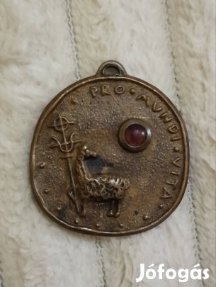 numizmatika piros kövel. érme medál