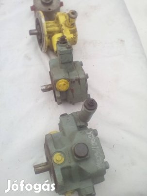 olajszivattyúk kissebb nagyobb szalítassal.