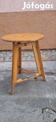 összecsukható asztal