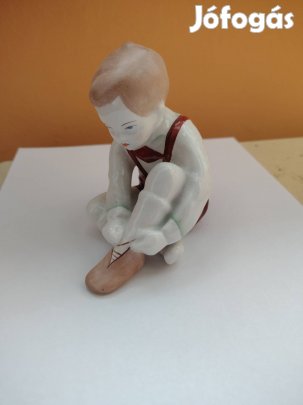 porcelán cipőt fűző fiú 