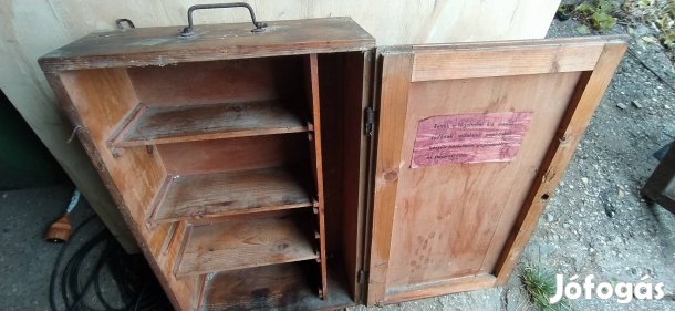 régi antik légoltalmi mentő doboz mentő lada szekrény 