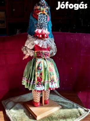 régi baba népviseletben fatalpon