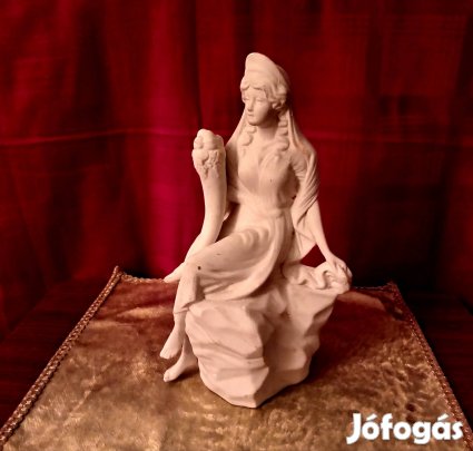 régi biszkvit sziklán ülő női alak bőségszaruval