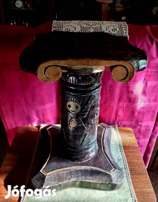 régi fából faragott posztamens 