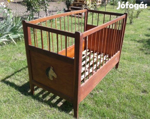 régi lófejes keményfa kiságy