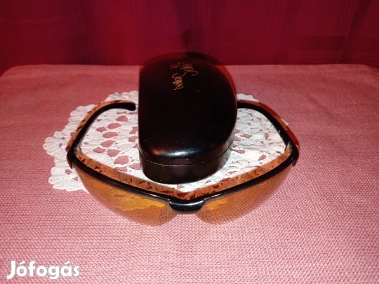 retro női napszemüveg tokjával 